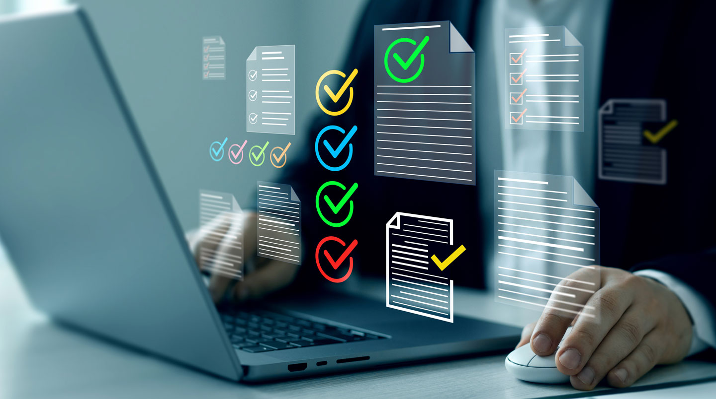 Bureau blanc minimaliste avec documents administratifs français organisés : statuts reliés, attestation de dépôt de capital, formulaires, pièces d'identité partiellement visibles, et ordinateur portable affichant le formulaire M0 à l'écran, en lumière naturelle